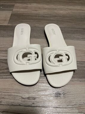 Guess Tashia Womens Slide Sandal Cream Faux Leather US Size 5 Medium